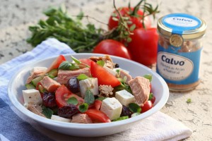 Stredomorsky_salat_s_tunakem_(1)