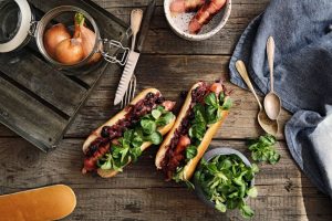 grill_Hot dog s brusnicovo-cibuľovým čatní a