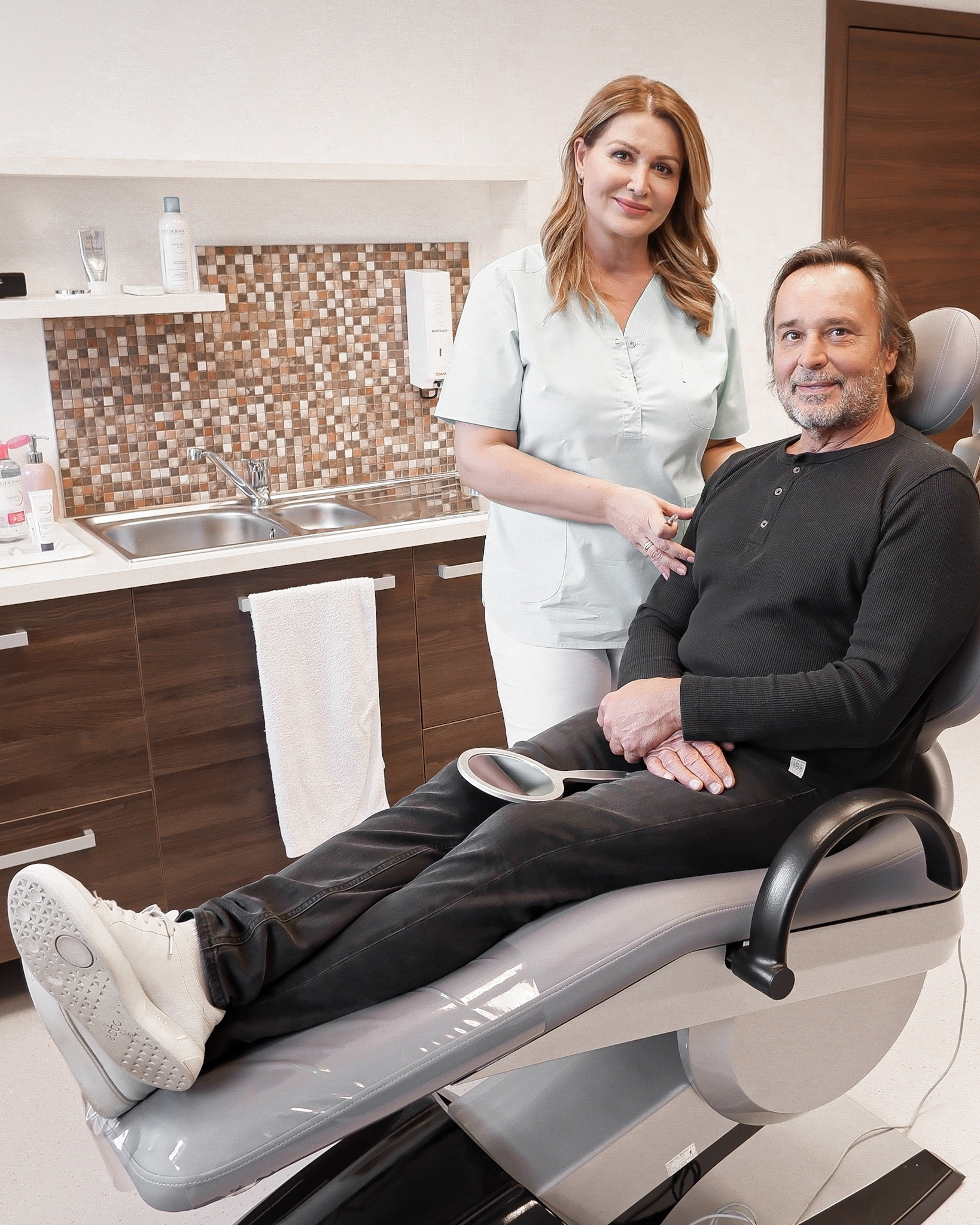 Herec Jozef Vajda na návšteve klinky sa nechal omladiť