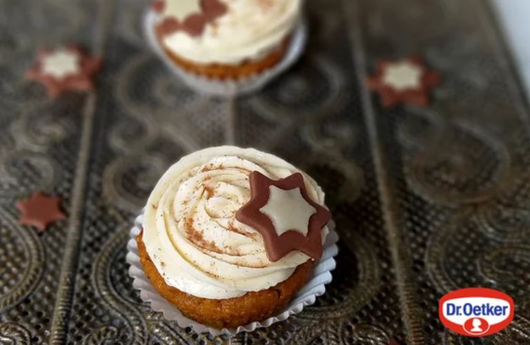 Pečieme na Vianoce: Perníkové cupcakes s kakaovým fondánom